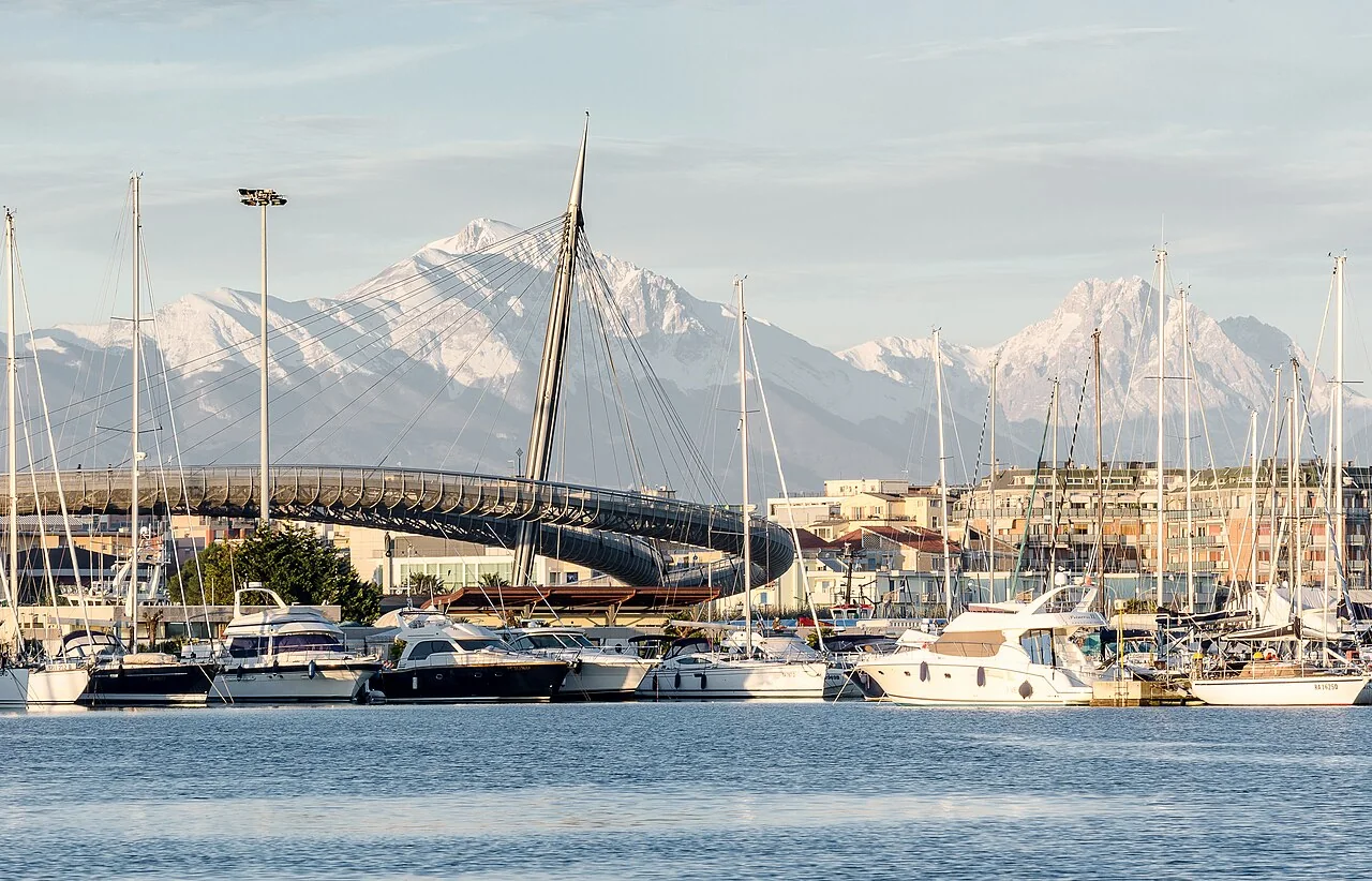 La Marina di Pescara e il Ponte del Mare con il Gran Sasso sullo sfondo